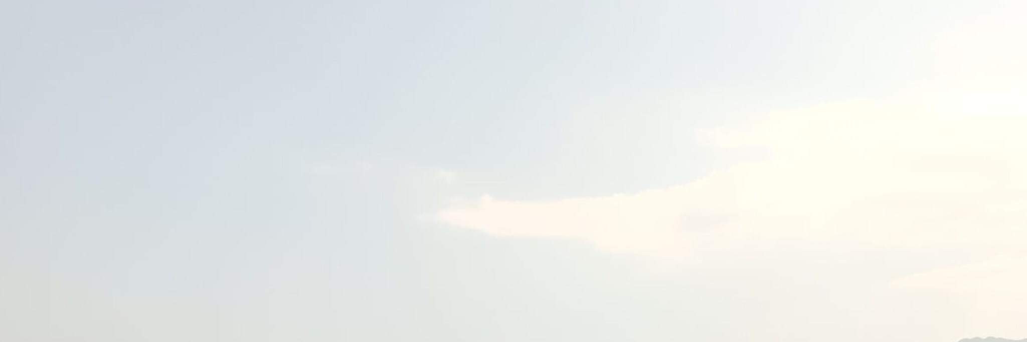 El parque infantil inflable de aventuras flotadores.