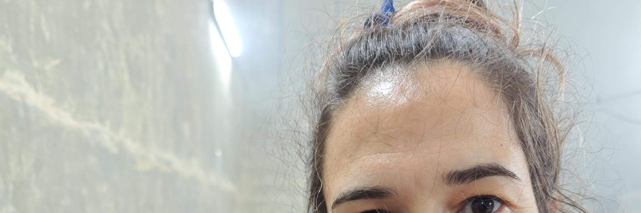 Silvi đang cầm một cây nấm nổi bật, khác thường trên tay.