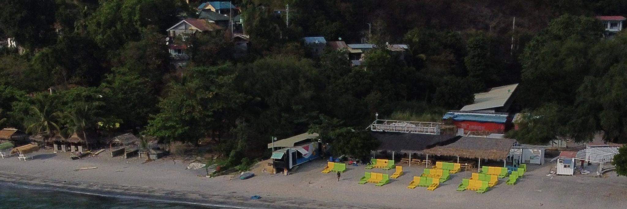 El parque infantil inflable de aventuras flotadores.
