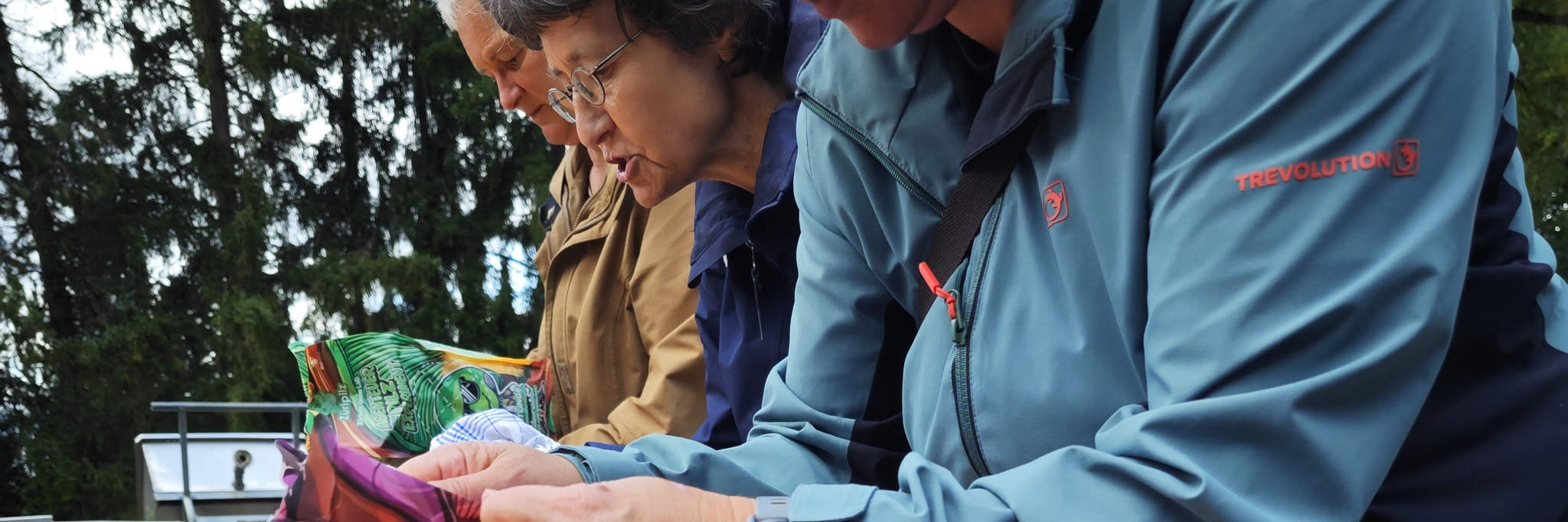 Người tham gia chuẩn bị hộp nấm để trồng