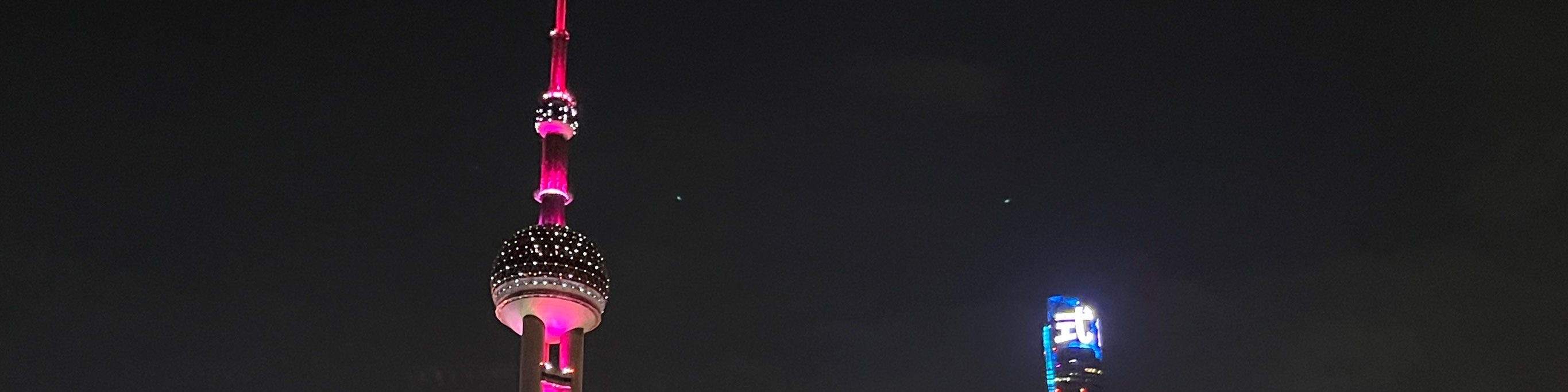 Dal Bund, gli Edifici Internazionali e il Ponte Waibaidu alle luci brillanti del Bund Settentrionale; dal Ponte Nanpu, il Ponte Lupu, il Parco dell'Expo Mondiale alla Torre Perla d'Oriente, il Grattacielo Jinmao, la Shanghai Tower, il Global Center