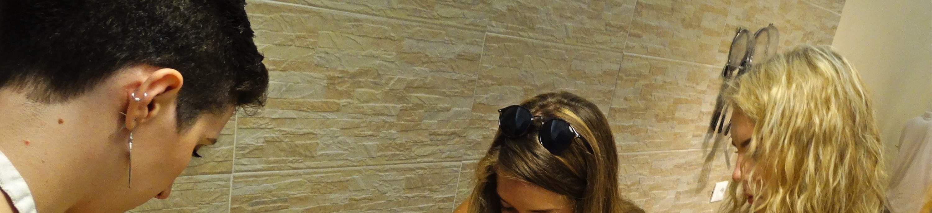 Люди готовят