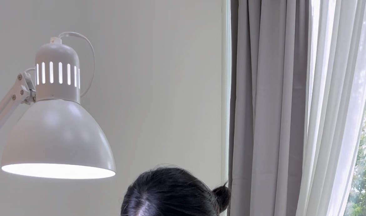 เวนดี้ตรวจสอบสภาพเล็บของลูกค้าก่อนเริ่มทำเล็บ เพื่อให้แน่ใจว่าเธอทราบถึงปัญหาและจุดที่ต้องปรับปรุงทั้งหมด