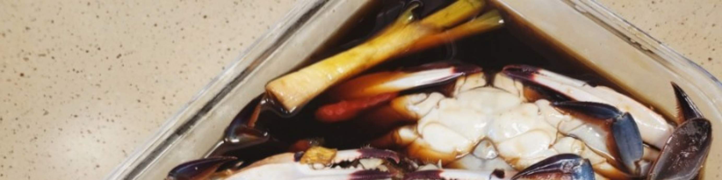 Cangrejo marinado con salsa de soja