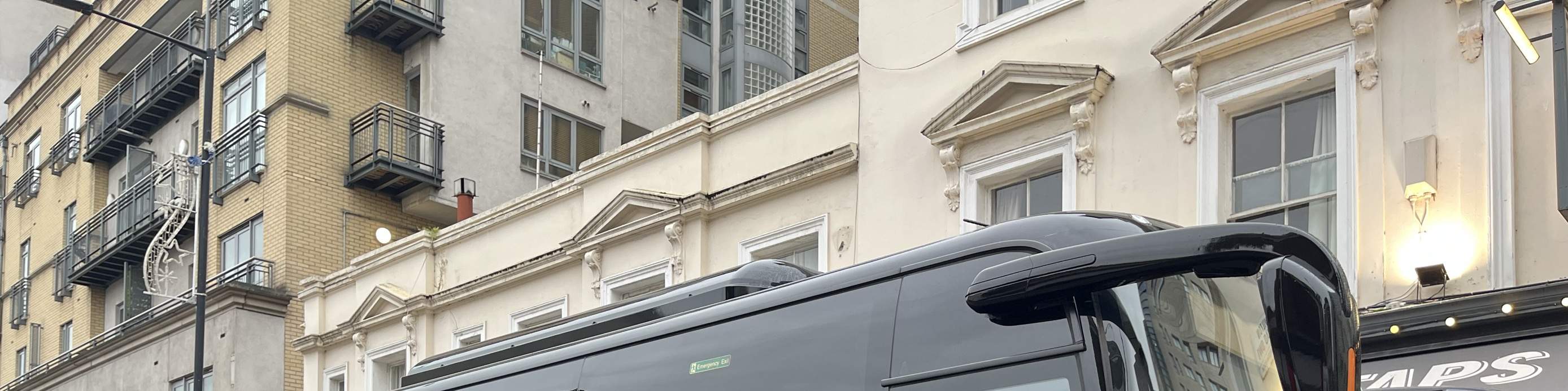 從倫敦市中心搭乘豪華遊覽車前往購物村