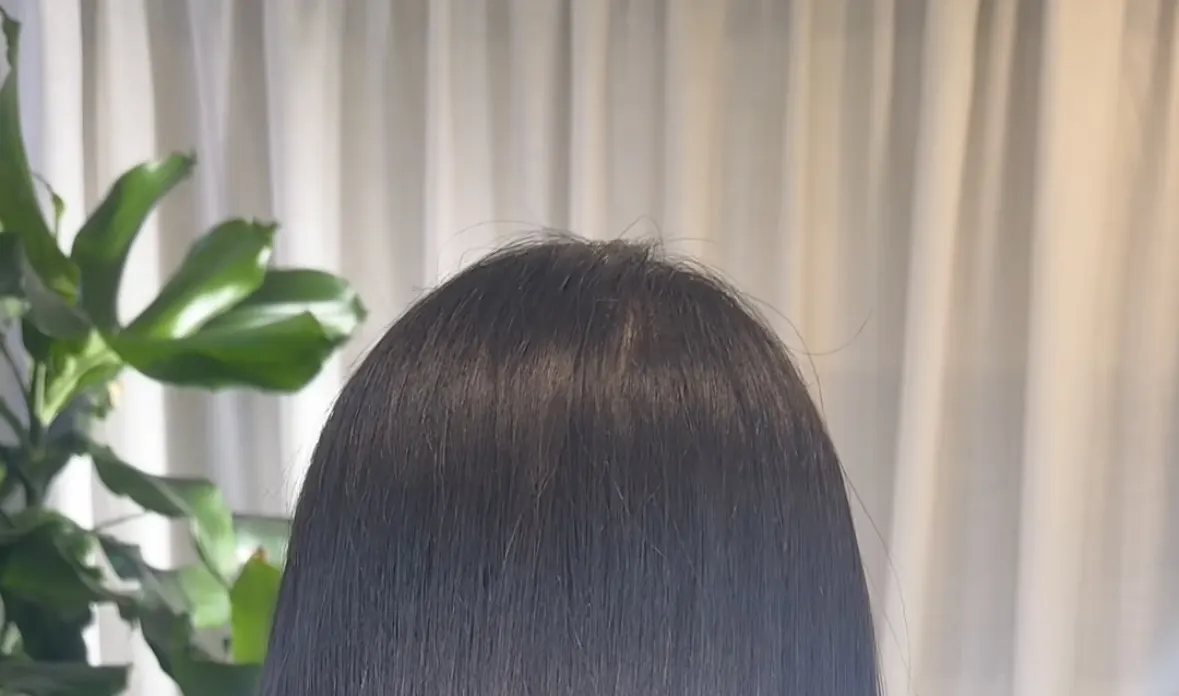染发后，染料残留物会堵塞毛孔并伤害头皮。我们的染发 + 头部水疗套装可清除任何残留物，保持头皮清洁健康，同时提供放松、焕发活力的护理。