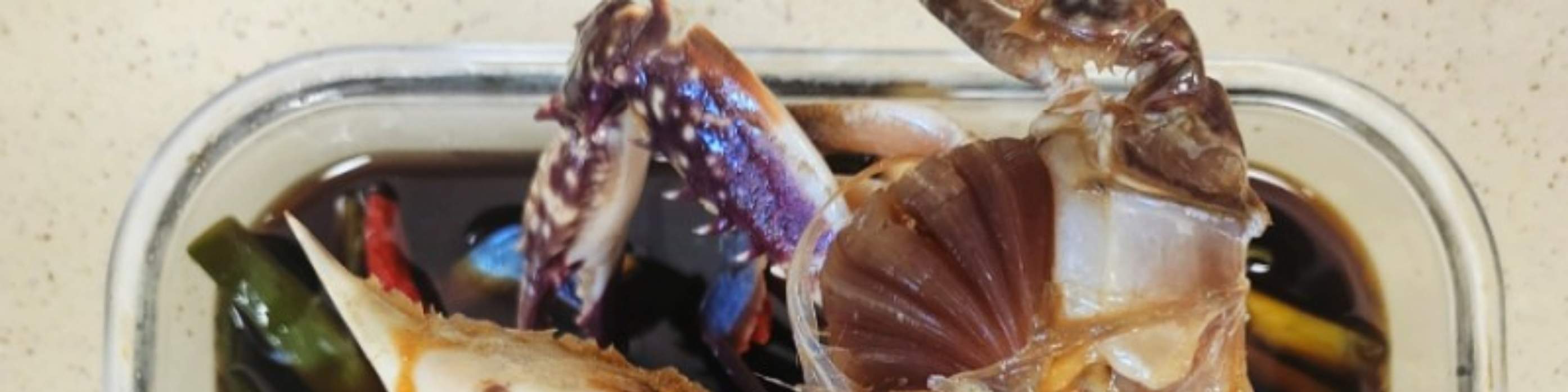 Cangrejo marinado con salsa de soja