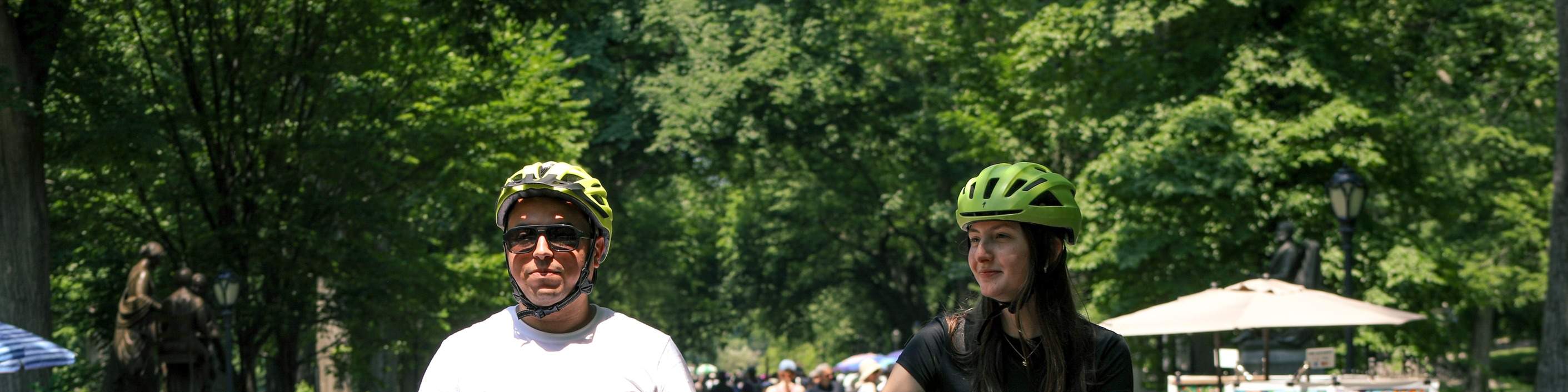 Passeggiate tranquillamente insieme mentre una coppia cammina con le biciclette lungo il bellissimo Central Park.
