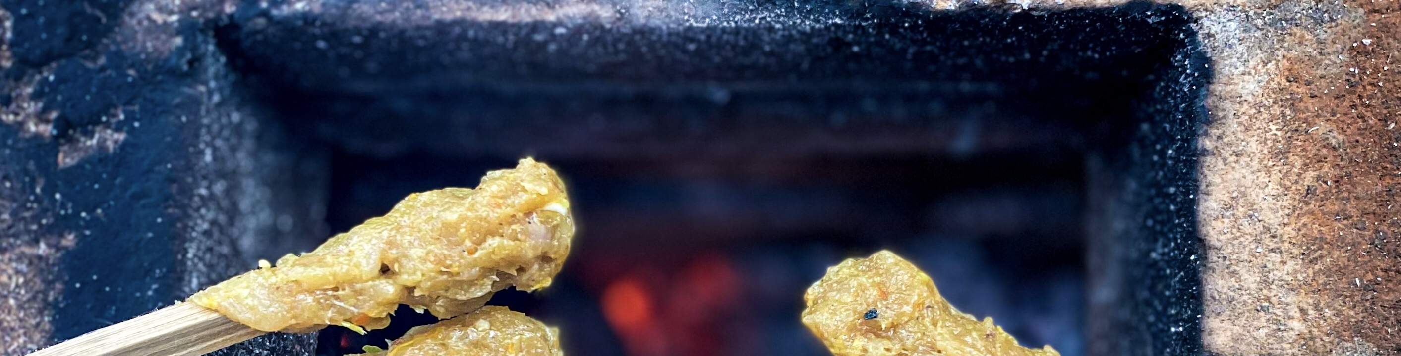 memanggang sate lilit khas Bali