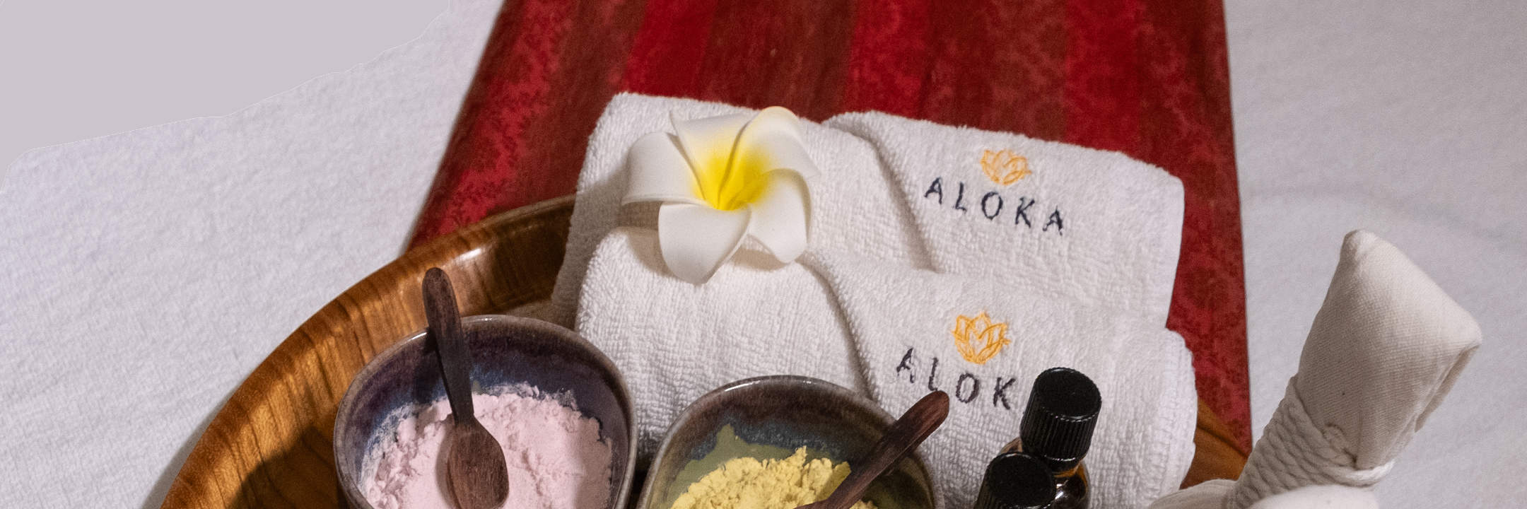 Alami sentuhan urutan yang melegakan dengan Hot Stone Massage. Haba batu yang menenangkan mencairkan ketegangan, membawa anda ke dalam keadaan bahagia dan tenang yang tulen. 🖤