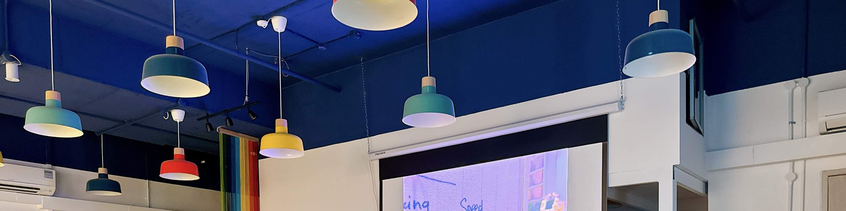 Pantalla grande y sistema de audio para tutoriales y eventos exclusivos para grupos.