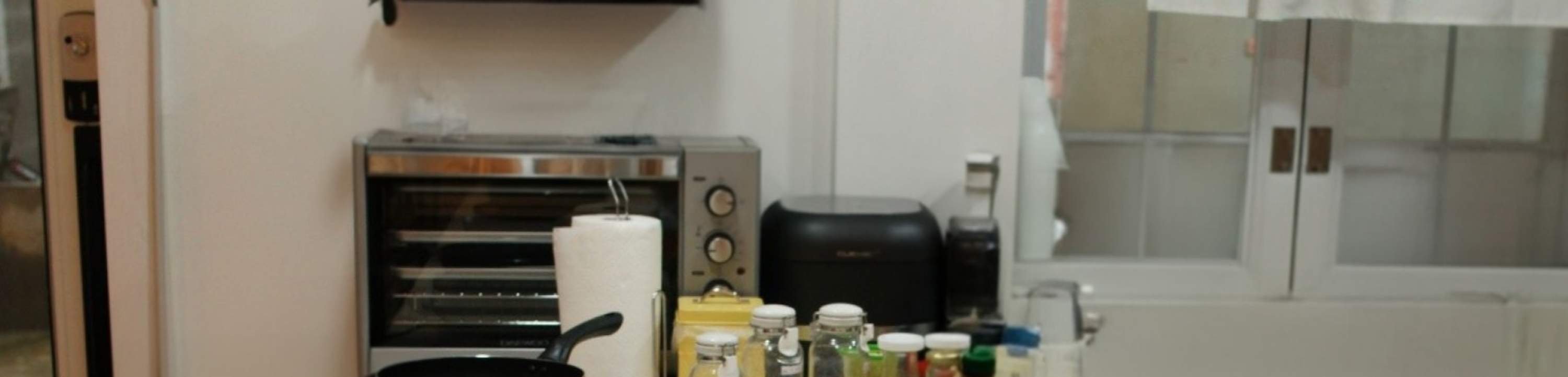 一个干净且准备就绪的烹饪台，等待您亲手制作紫菜包饭。