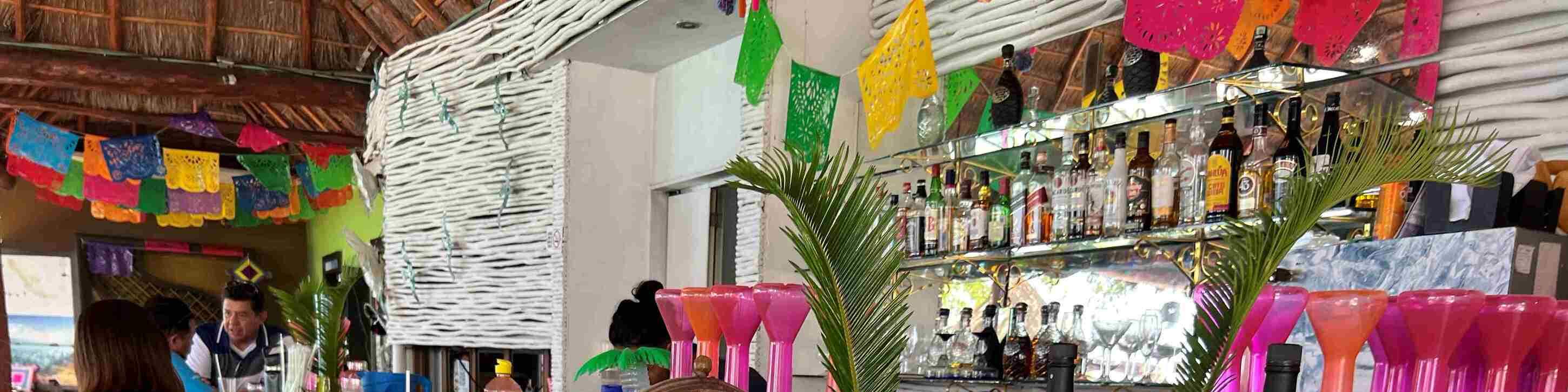 Makan tengah hari gourmet serta bar terbuka selama empat jam—semuanya hanya beberapa langkah dari air berwarna biru kehijauan