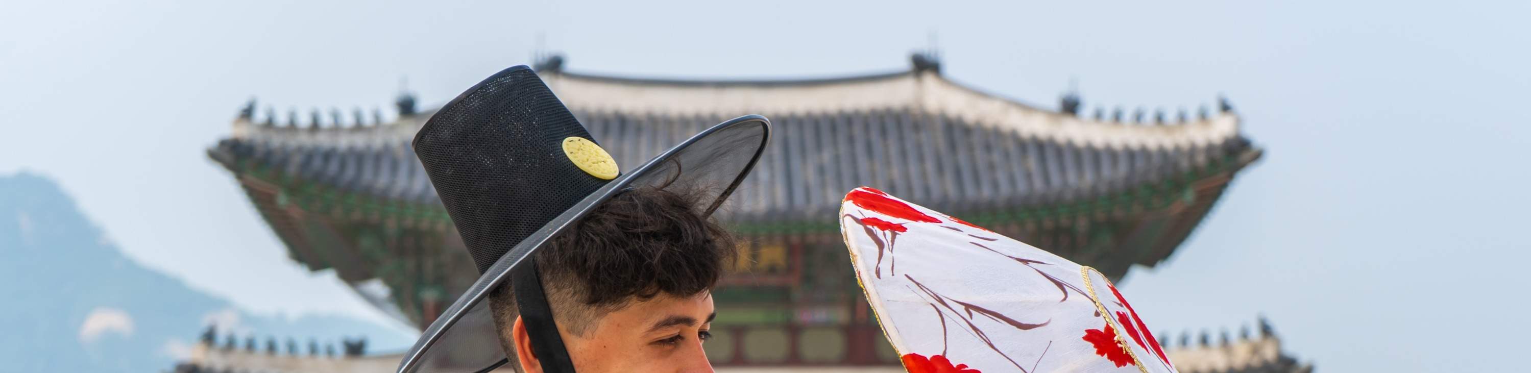 Một cặp đôi chụp ảnh với Cung Gyeongbokgung làm nền