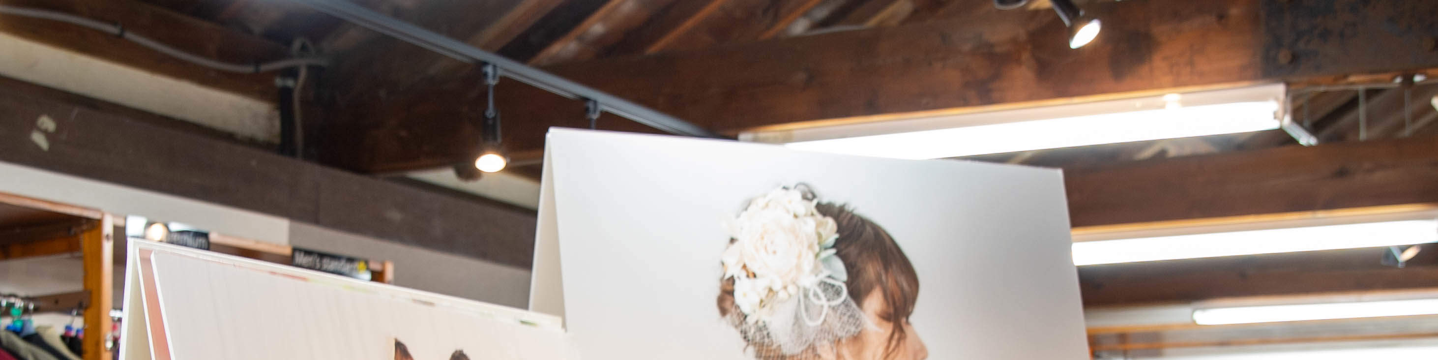 เลือกสรรดีไซน์ สีสัน และเครื่องประดับมากมาย พร้อมรับคำแนะนำจากสไตลิสต์เพื่อสร้างสรรค์ลุคที่โดดเด่นไม่เหมือนใคร