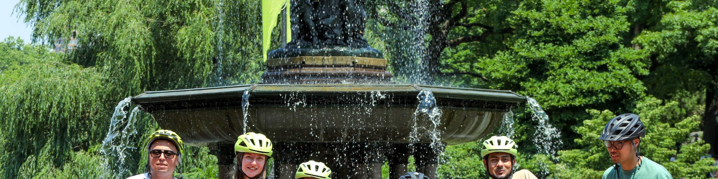 Cattura ricordi divertenti mentre un gruppo di amici sorride luminosamente mentre scatta foto