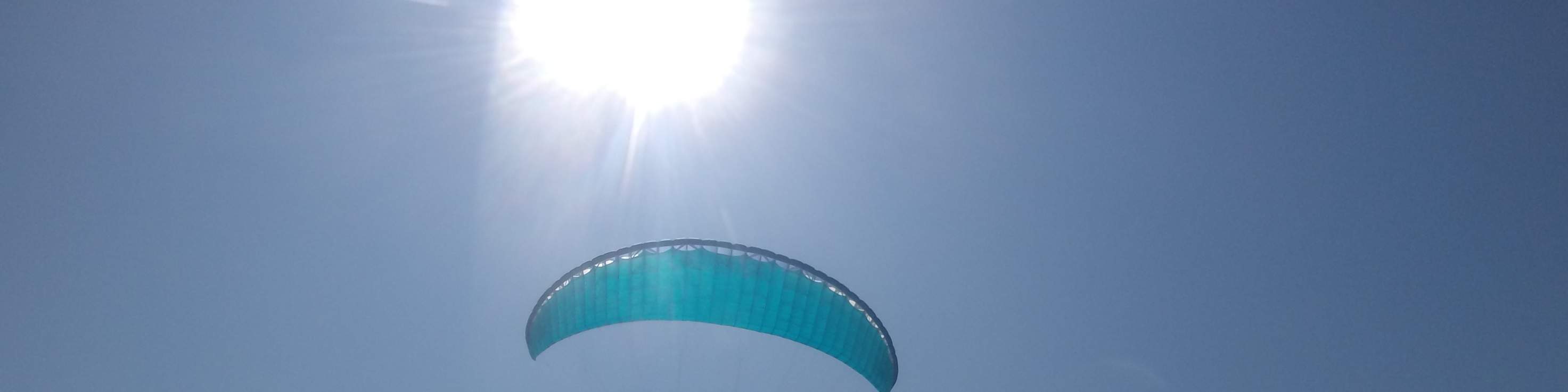 Sous la supervision sécurisée d'instructeurs certifiés par la Fédération Japonaise de Deltaplane (JHF), les personnes de tous âges et de tous genres, nationales et internationales, peuvent profiter d'une fantastique expérience de parapente dans un environ