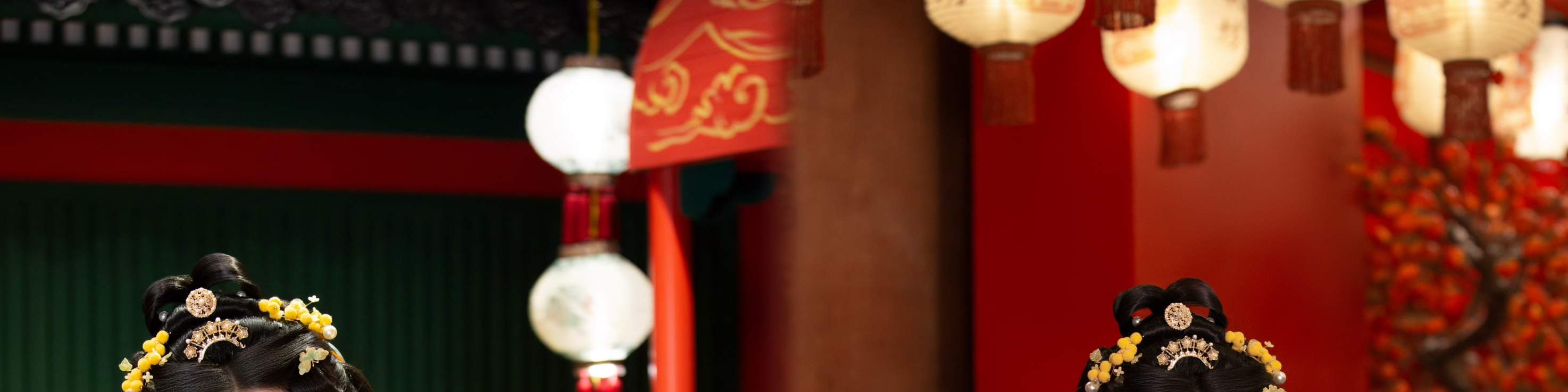 Профессиональные стилисты умелыми руками воссоздают макияж процветающей династии Тан, с нежными бровями и светло-алыми губами, воссоздавая грациозное изящество древних леди.