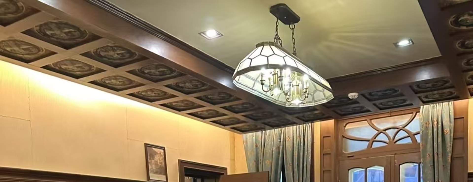 The drawing room next to the study is more formal and used for receiving important guests. The interior is furnished with Chinese rosewood furniture, and calligraphy works are hung on the walls, perfectly combining the space of Western architecture with t