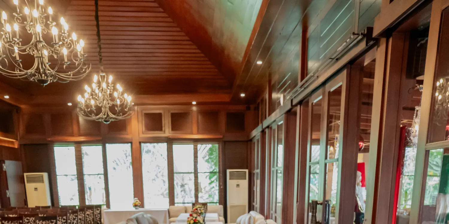 The Village Restaurant and Lounge 的用餐体验