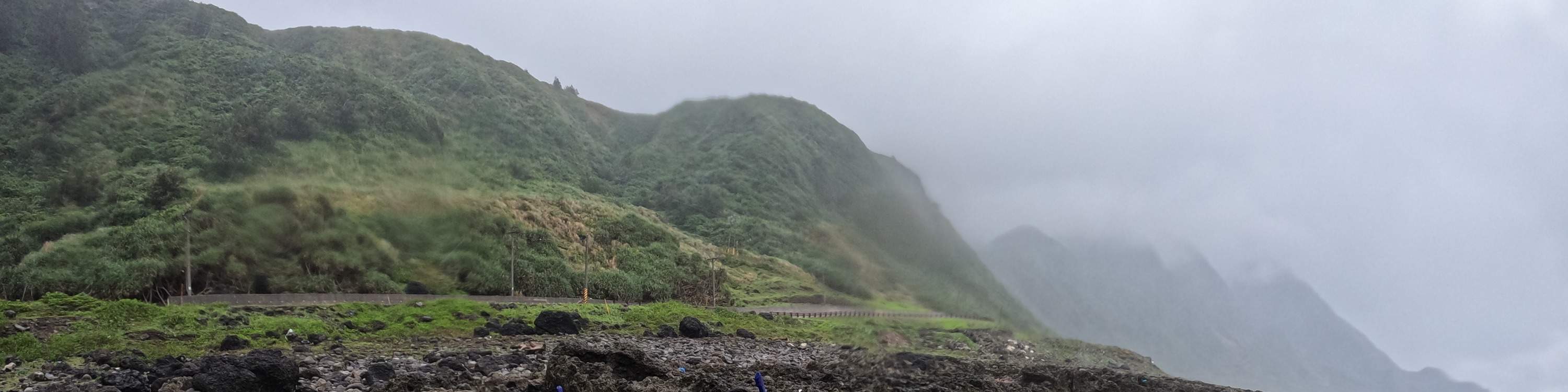 Jurulatih mengajar ahli menggunakan topeng muka.