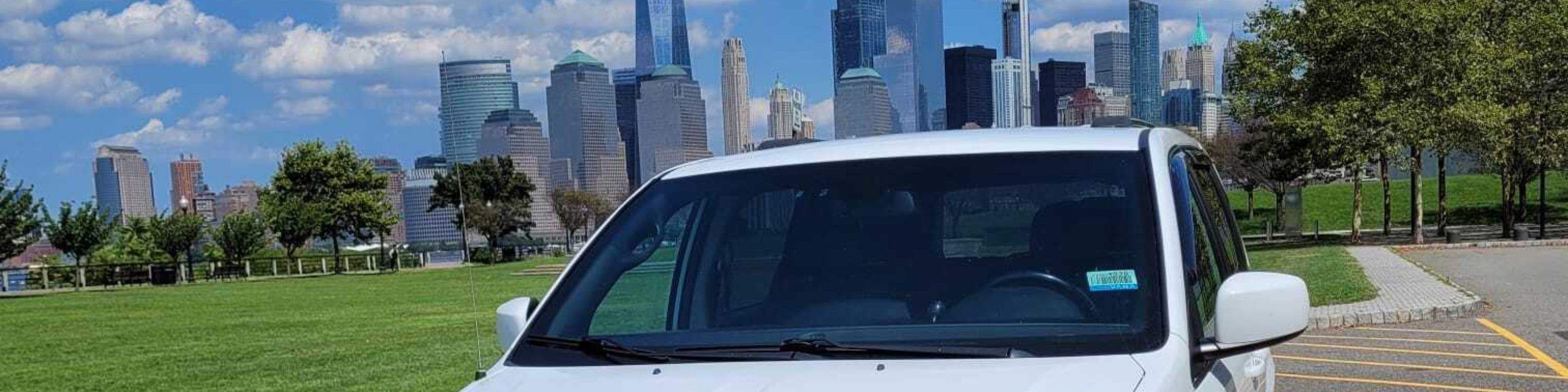 Entspannen Sie sich in einem komfortablen Fahrzeug, während Sie vom Newark Airport zum Cape Liberty Cruise Terminal fahren.