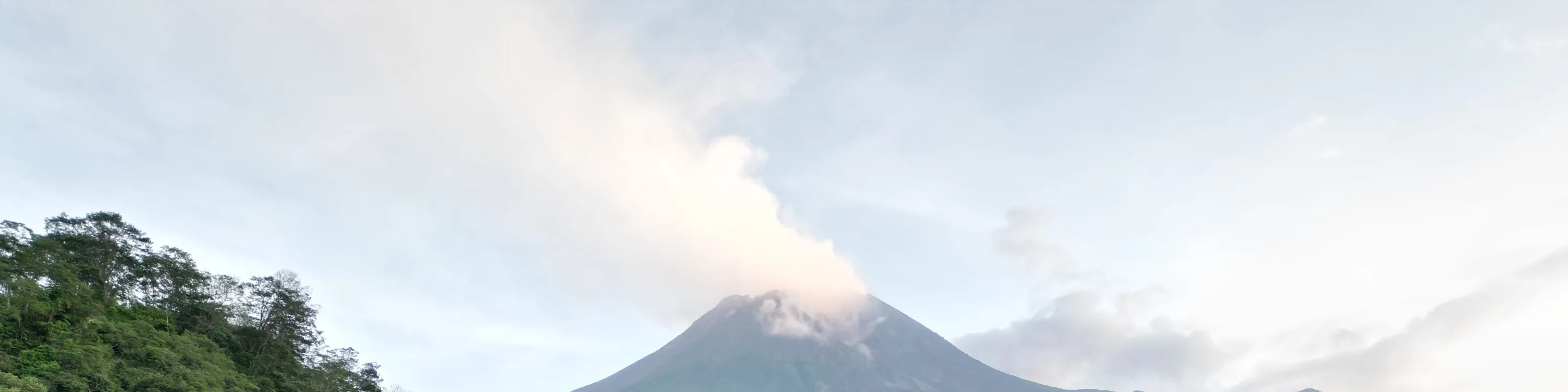 默拉皮火山（从熔岩流之一观看）