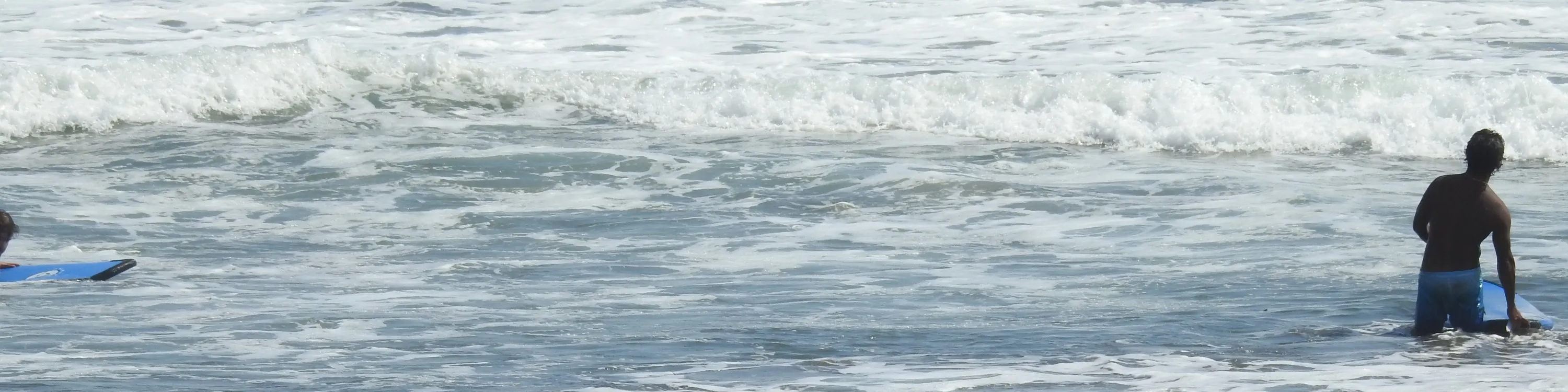 在巴都博隆海滩冲浪
