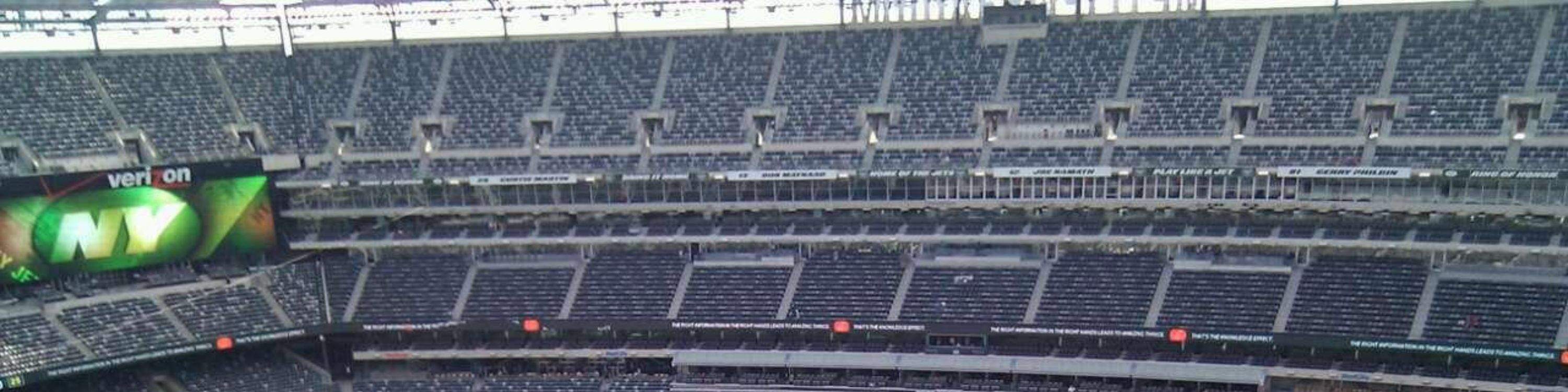 Verfolgen Sie jede Bewegung des Spiels mit einem Sitzplatz auf der oberen Längsseite.