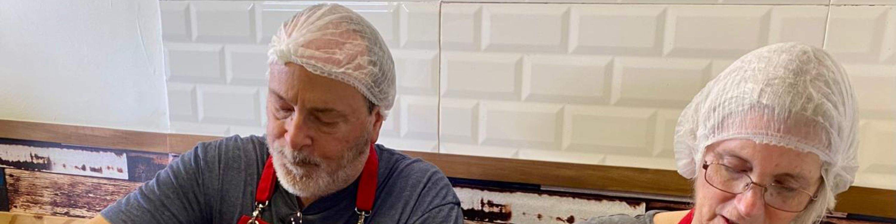 Понаблюдайте, как местный шеф-повар искусно готовит культовое перуанское блюдо – свежее и пикантное севиче.