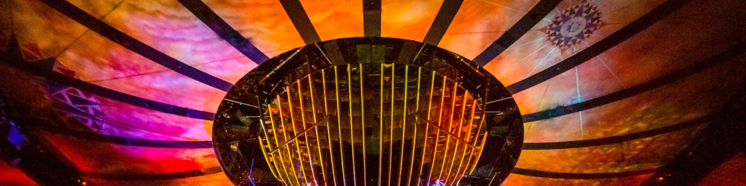 迷失在色彩、动作和令人兴奋的特技的旋风中！