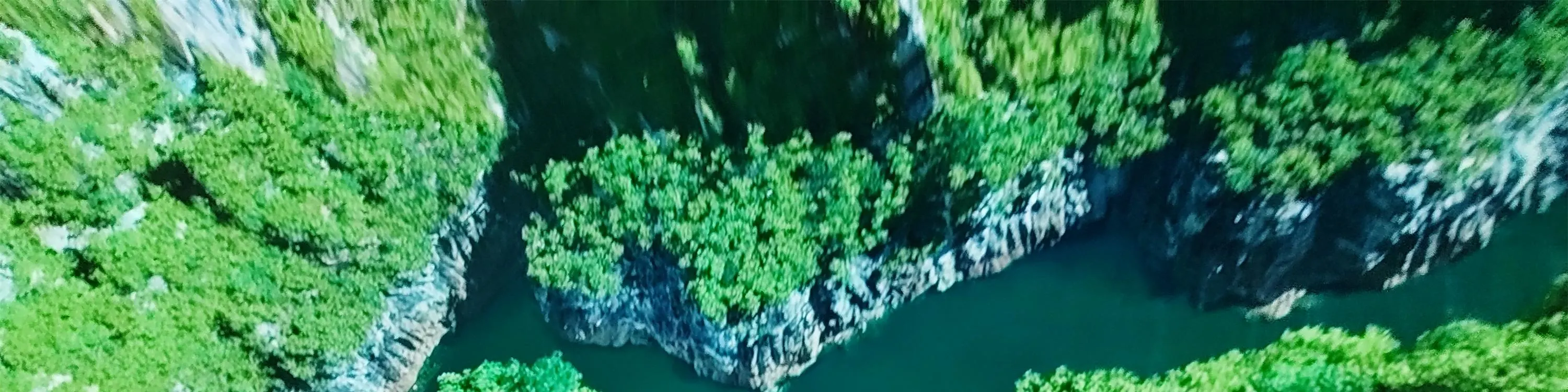 以绚丽的来福士上空烟花秀作为完美 ending，让你沉浸在梦幻般的氛围中。