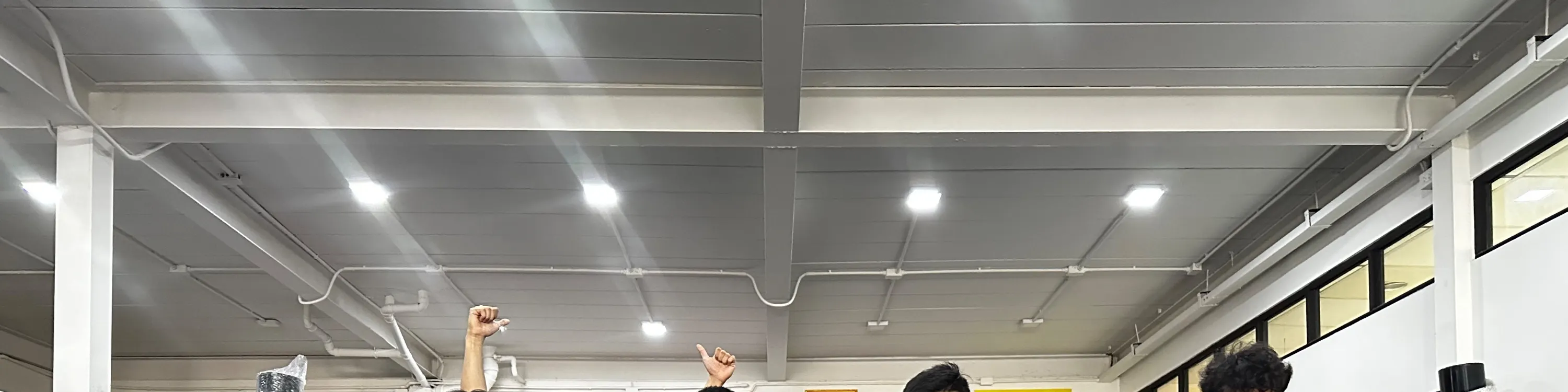 一群朋友享受泰拳