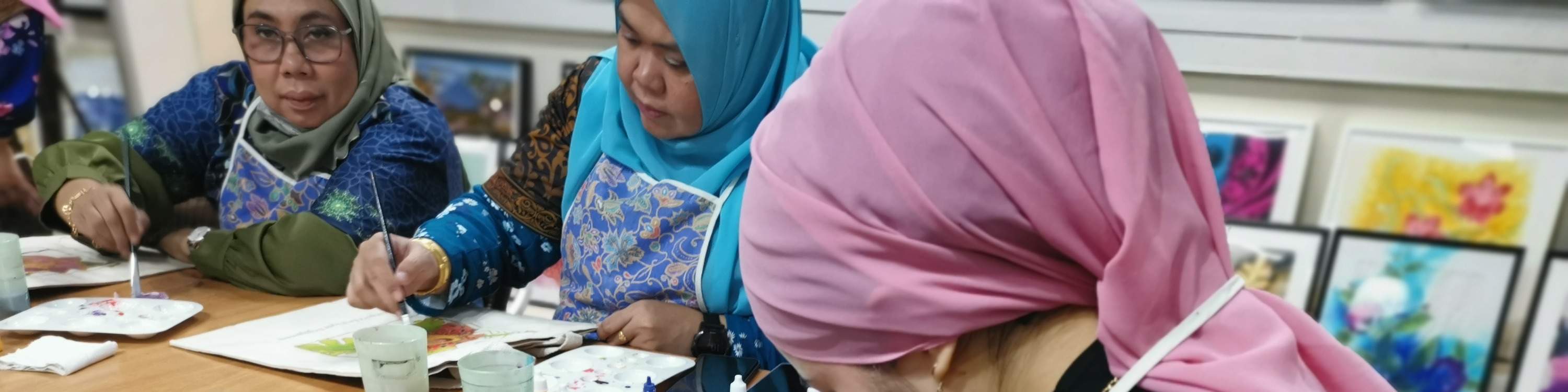 ระบายสีบาติกบนกระเป๋าโท้ท