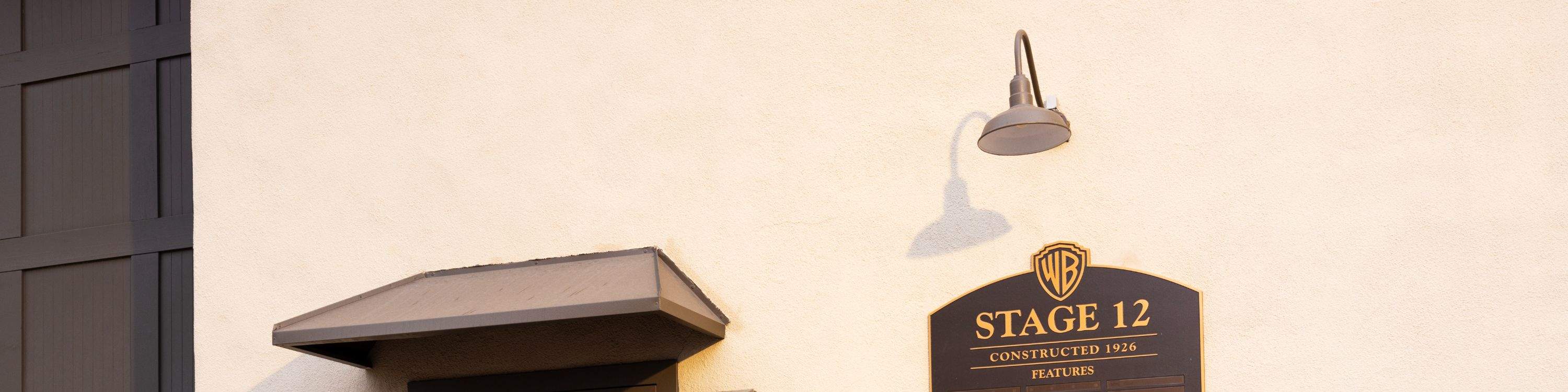 Посетите настоящие декорации и съемочные площадки и узнайте, как фильмы и телешоу оживают в Warner Bros. Studio Tour.