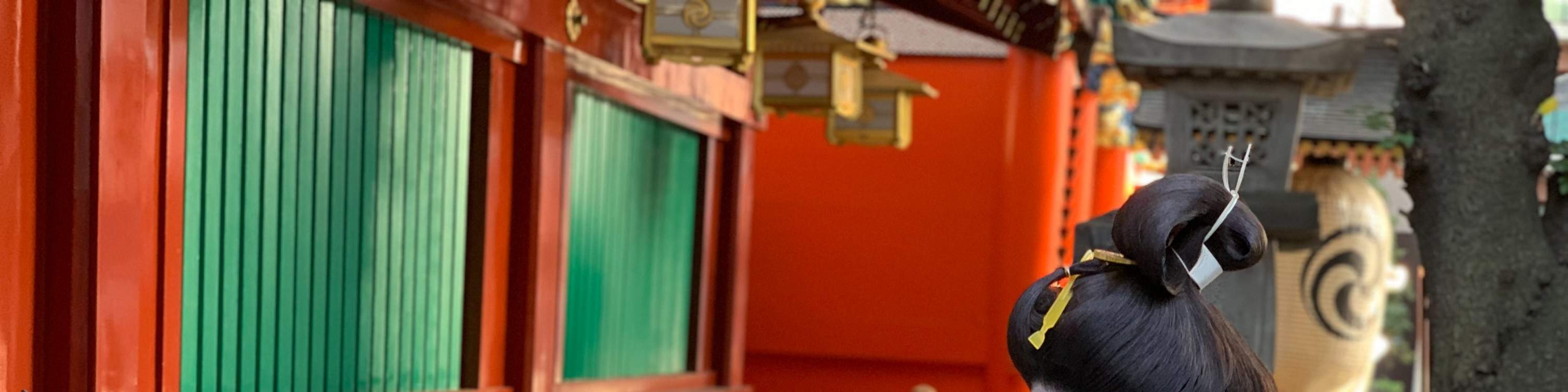 神社で参拝する