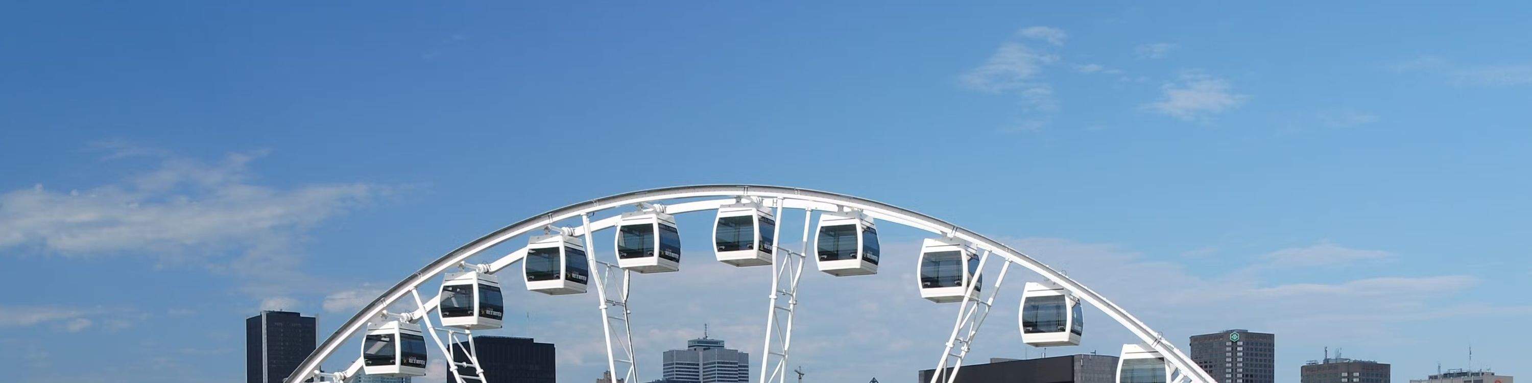 Steigen Sie in eine gläserne Gondel und erheben Sie sich komfortabel und stilvoll über die Stadt.