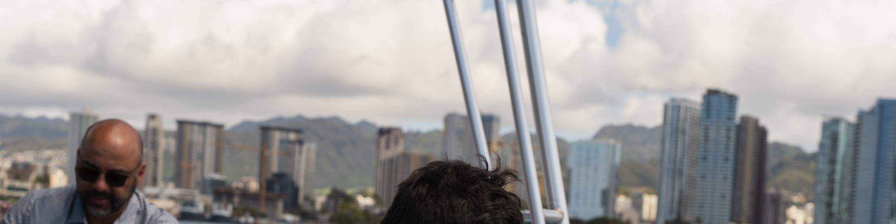 Padre e hijo comparten un momento especial mientras observan ballenas juntos.