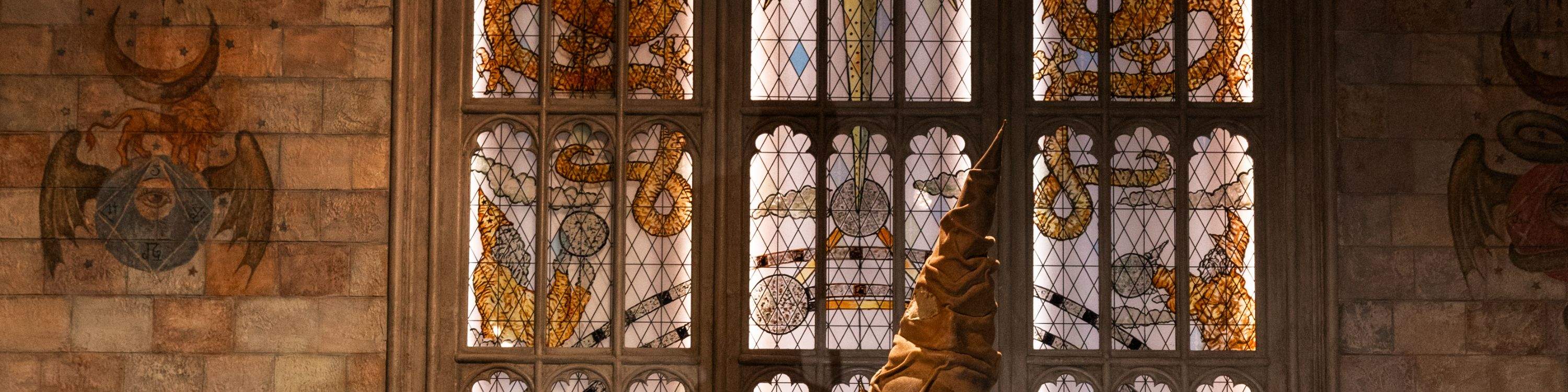 Explora el Mundo Mágico de Harry Potter en el Warner Bros. Studio Tour y deja que el Sombrero Seleccionador te asigne una casa.