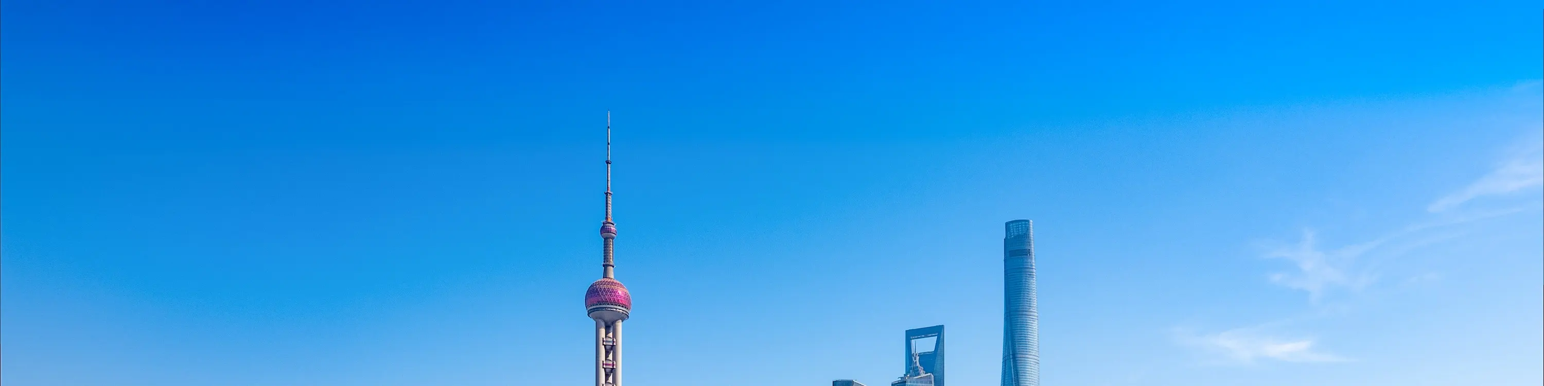 【外滩】保存着许多古老的建筑，如汇丰银行大楼、友利银行大楼等，展现了外滩独特的建筑风格