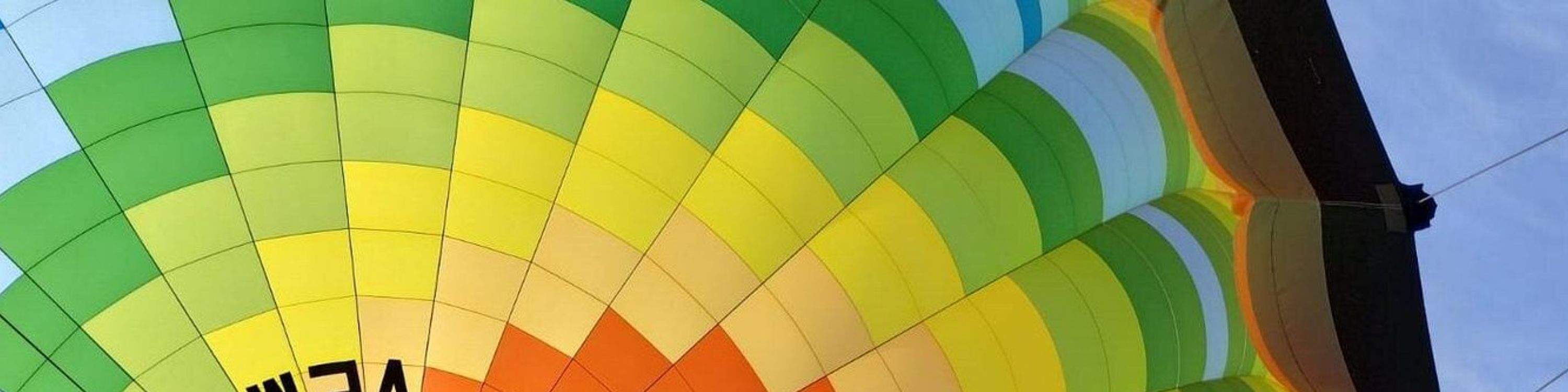 Planea plácidamente sobre Teotihuacán en un vibrante globo aerostático al amanecer