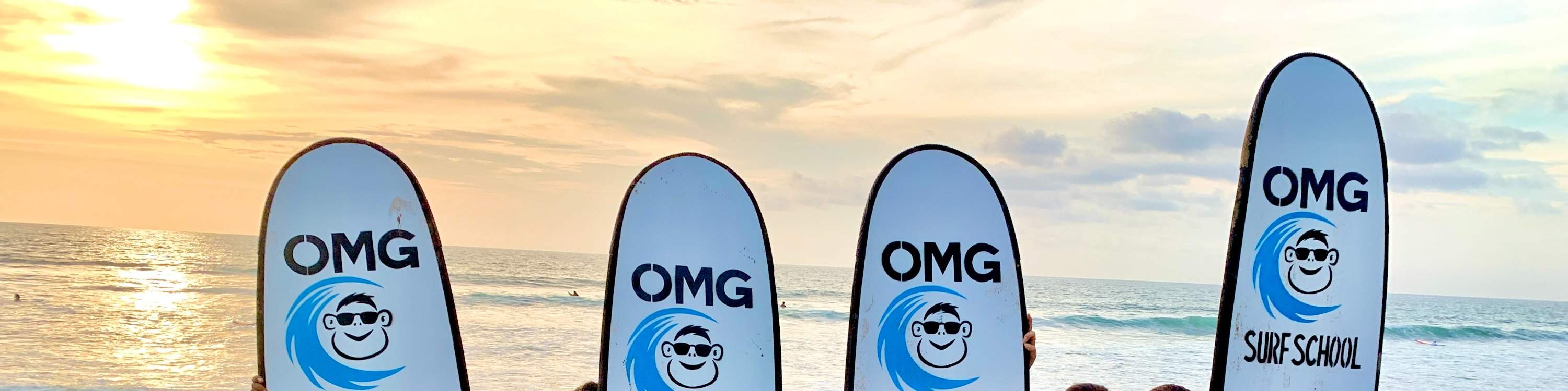 un garçon faisant du surf