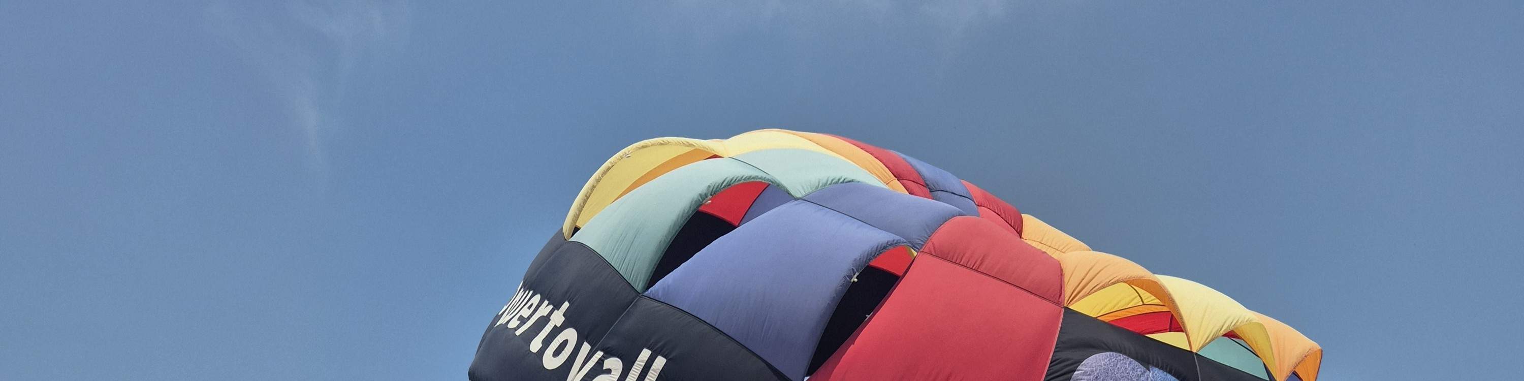 Regardez le hors-bord glisser sur les vagues tout en soulevant votre parachute dans le ciel.
