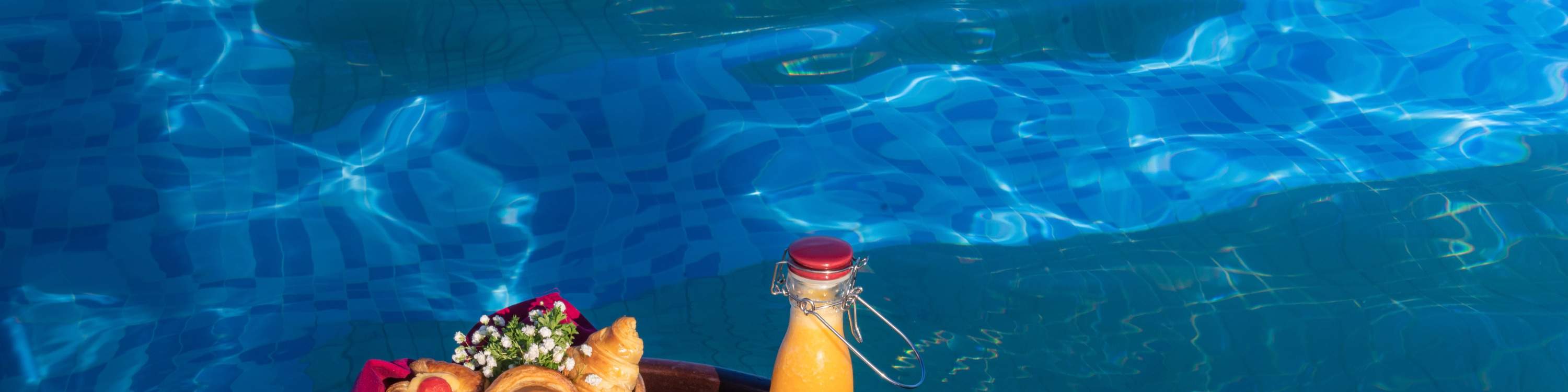 Desayuno Flotante En La Piscina Infinita En Wyndham Danang Golden Bay