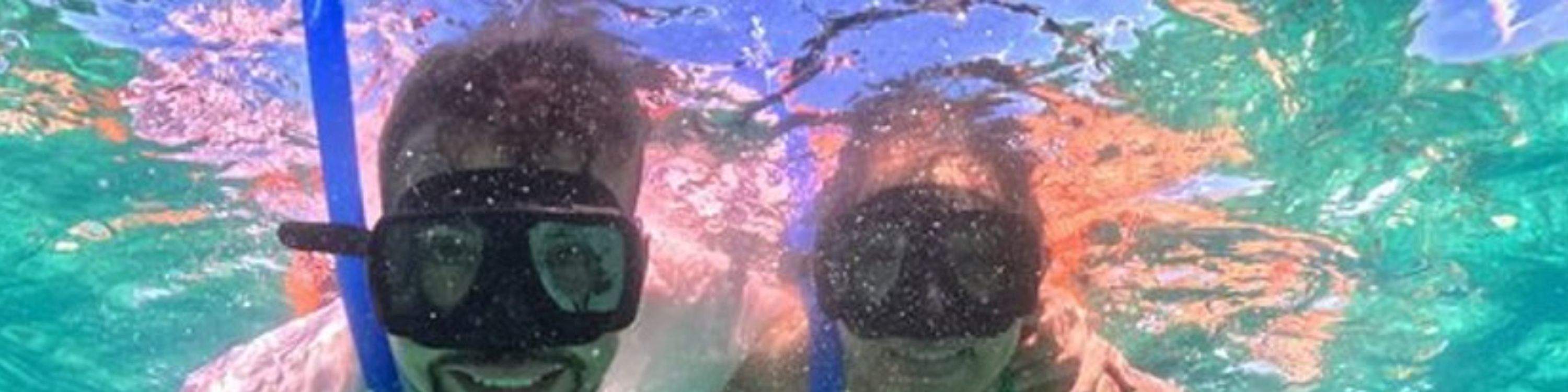 透き通った海でシュノーケリングを楽しむカップルと一緒に、色鮮やかな海洋生物を発見しましょう。