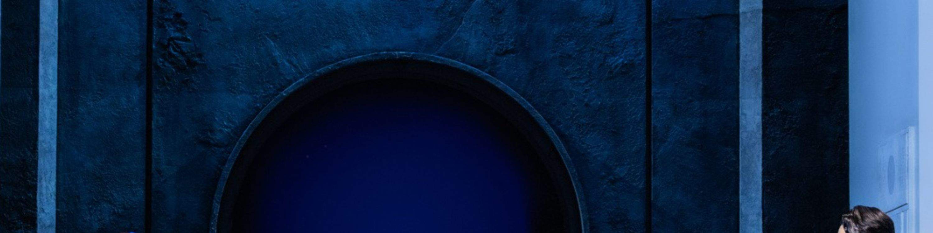 一片寂静的场景，人物在努力寻找记忆和意义