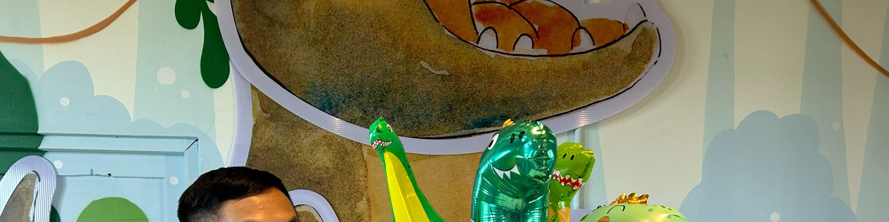 Belon berbentuk dinosaur