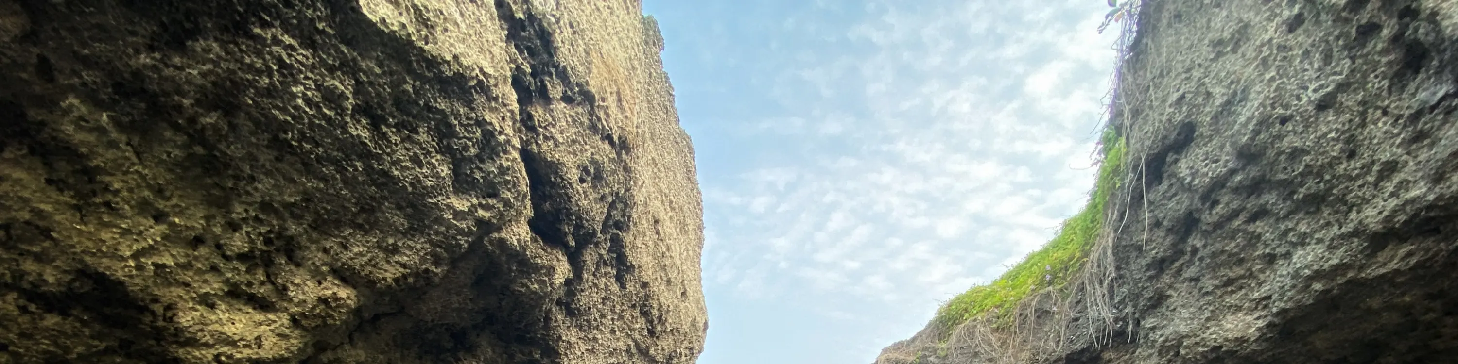 划著獨木舟經過水域