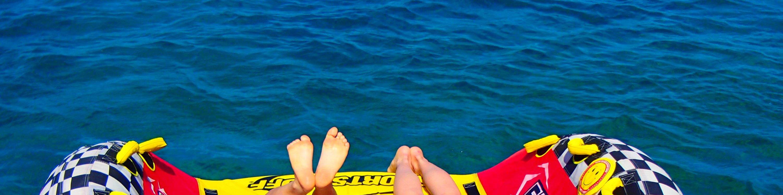 [Snorkeling + 2 Jenis Aktiviti Air] Buka kunci pelbagai aktiviti air yang mengujakan! Snorkeling meneroka dunia bawah laut terumbu karang yang berwarna-warni, dan juga boleh mencabar banana boat, tilam tarik dan permainan yang kaya, nikmati masa riang di 