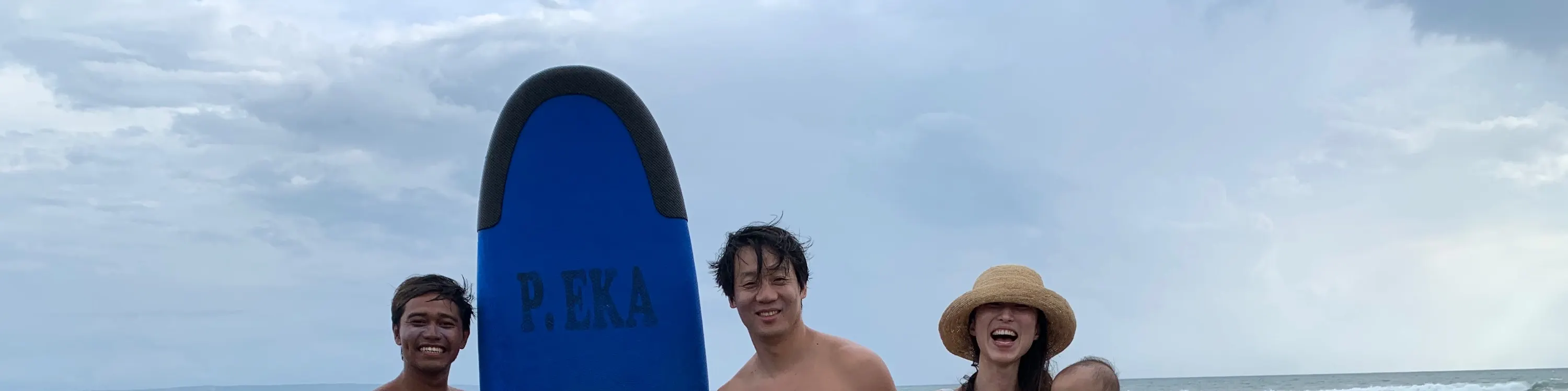 与家人一起冲浪